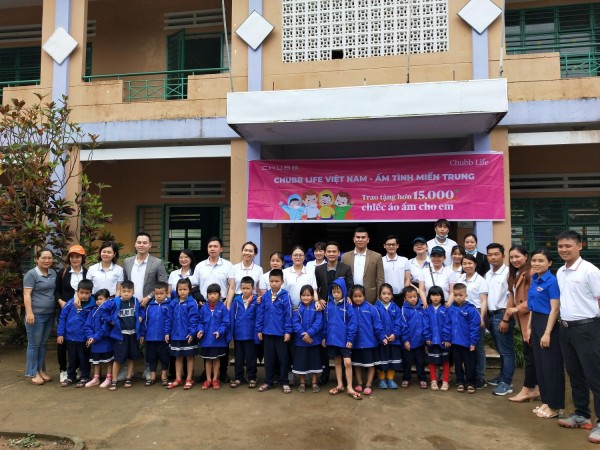 Tiếp nhận 250 áo ấm từ chương trình “Ấm tình miền trung” của công ty bảo hiểm Chubb Life Việt Nam