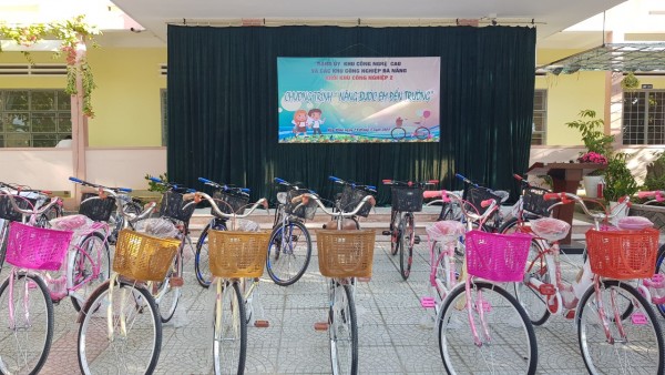 Trao tặng 29 xe đạp cho học sinh theo chương trình “Nâng bước em đến trường”