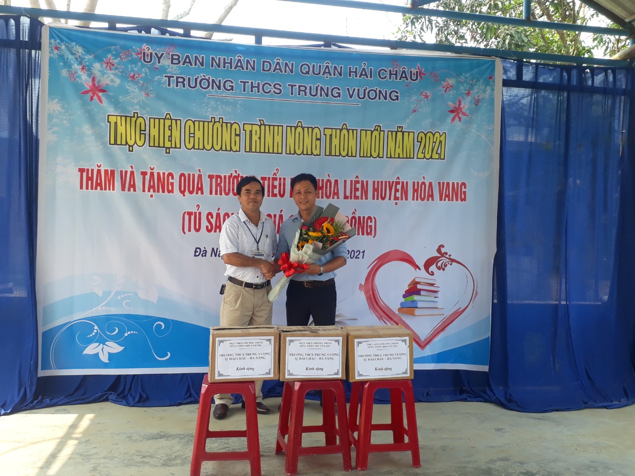 Trường THCS Trưng Vương quận Hải Châu thăm, tặng tủ sách và tặng quà cho học sinh khu vực Trường Định